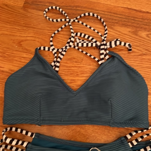 New 2 pc Cupshe bikini swimsuit size small - Picture 2 of 4